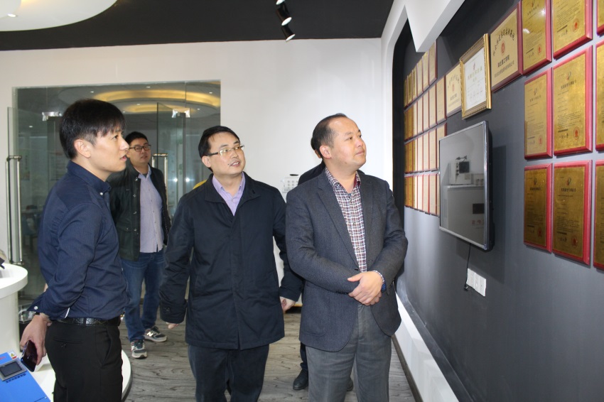 黃石市開發(fā)區(qū)程艷民主任、余文化副主任、禹愛民副主任一行來我司視察指導工作
