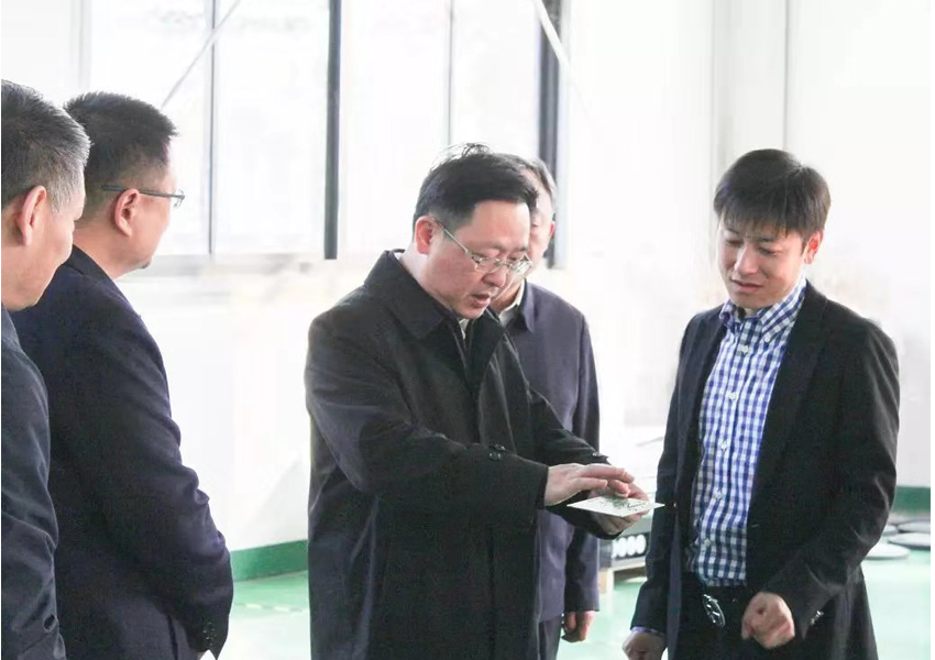 黃石市市委書記董衛(wèi)民、市委常委、開發(fā)區(qū)黨工委書記、鐵山區(qū)委書記吳之凌、市委常委、市委秘書長黃荊國、副市長何運平及各部門主要負(fù)責(zé)人一行來我司調(diào)研