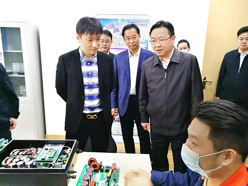 黃石市市委書記董衛(wèi)民、市委常委、市委秘書長黃荊國、副市長何運平及各部門主要負(fù)責(zé)人一行來我司子公司研發(fā)中心調(diào)研